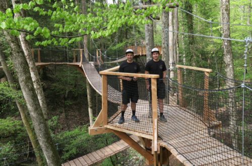 #3 Article Le Dauphiné Libèré : Un labyrinthe perché dans les arbres de la forêt des Moulins